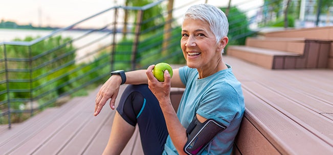 mujer saludable comiendo manzana