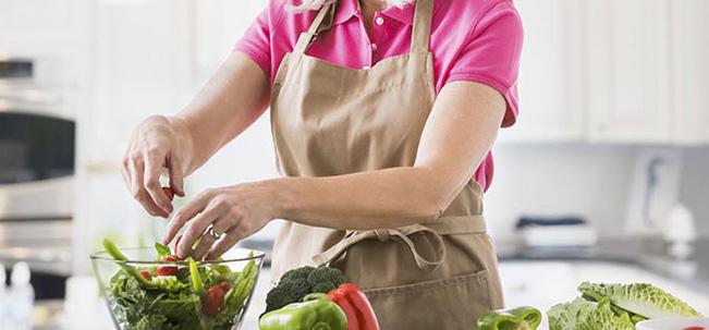 mujer preparando ensalada