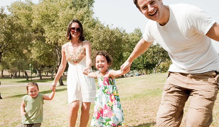 Una familia riendo y con buen estado de ánimo.