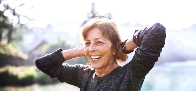Mujer sonriendo y con vitalidad por consumir alimentos con omega 3