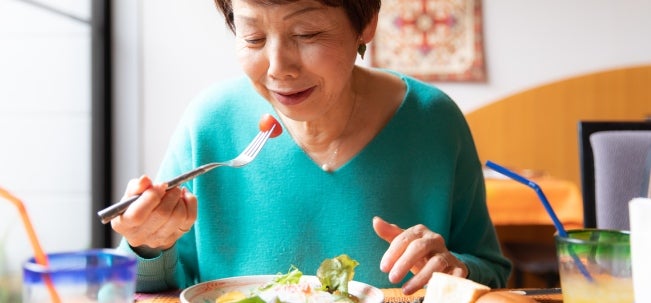 Mujer consumiendo alimentos con omega 3