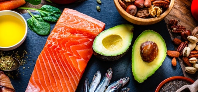 Alimentos con omega 3 como salmón, aguacate, chía, etc.