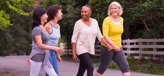 Cuáles son los beneficios de los ejercicios cardiovasculares Mujeres sonriendo mientras hacen ejercicios cardiovasculares