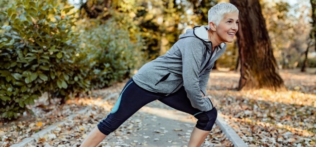 Mujer mayor de 50 años haciendo ejercicios cardiovasculares