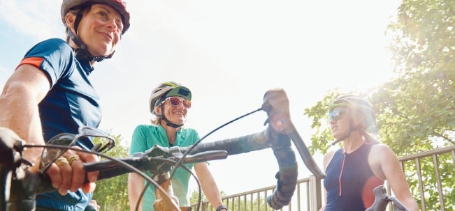 Tres mujeres montando bicicleta en el parque