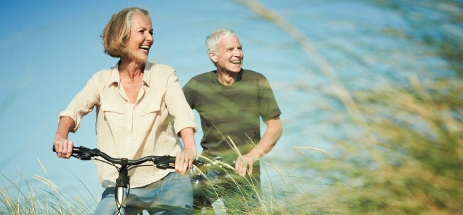 Mujer y hombre mayores de 50 años montando bicicleta