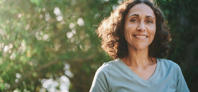 Mujer de 50 años sonriendo