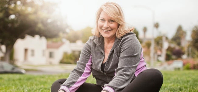 La nutrición: el complemento del acondicionamiento físico Mujer descansando luego de hacer ejercicios de acondicionamiento físico