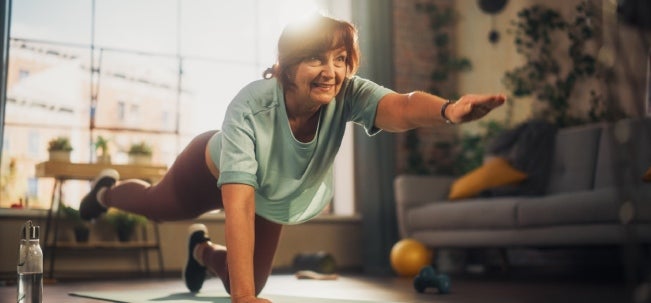 Ejercicios de acondicionamiento físico como el yoga Mujer haciendo ejercicios de acondicionamiento estilo yoga