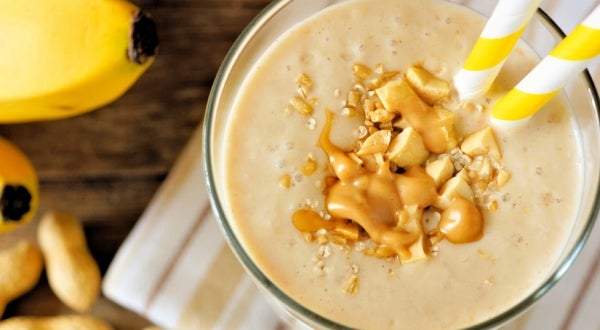 aprende a hacer un batido de banano y conviértelo en frappe delicioso batido de banano con nueces