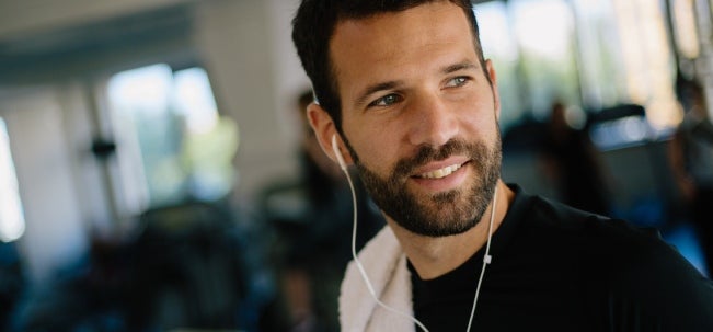 Hombre haciendo ejercicio para fortalecer