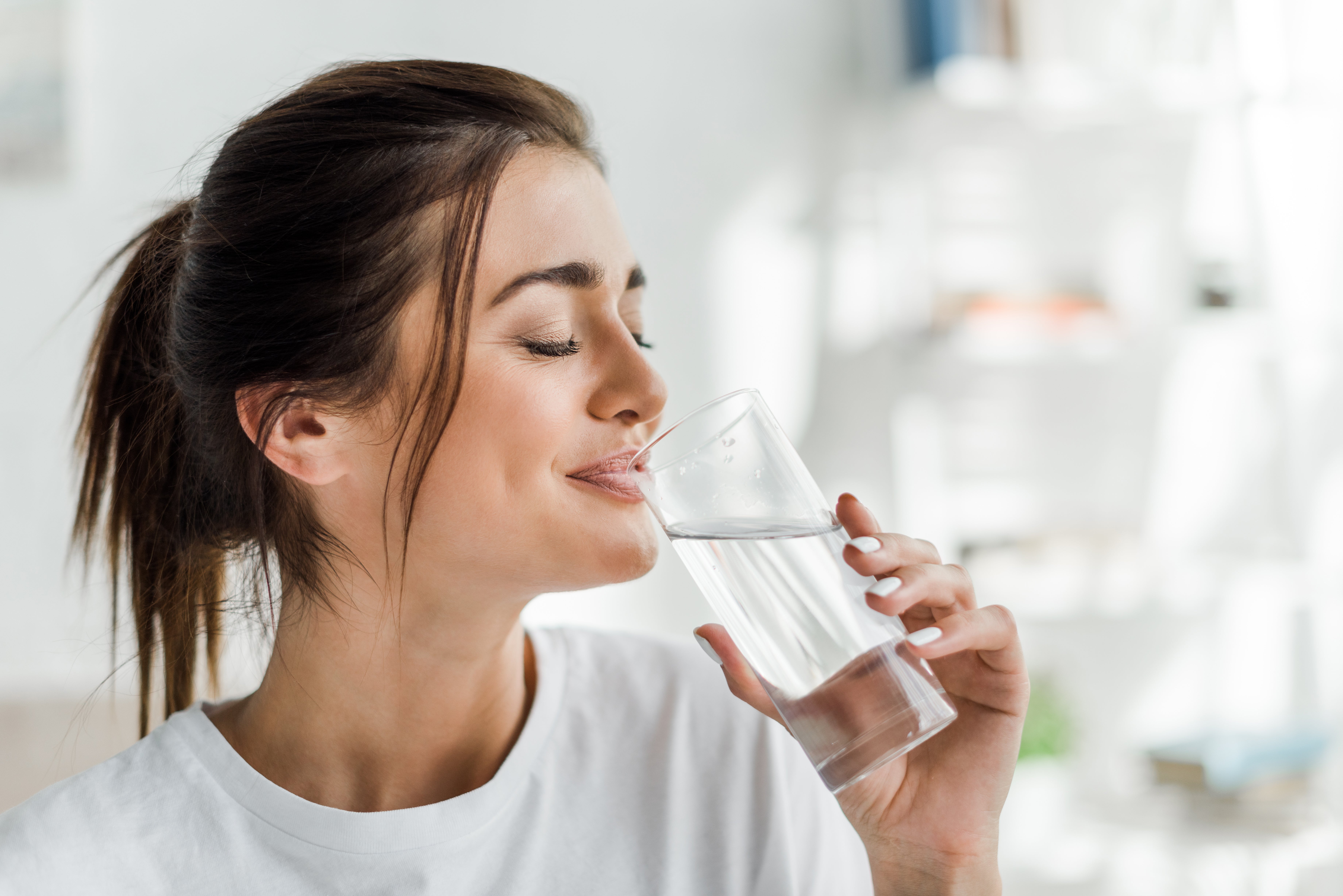 Mujer con diabetes tomando un vaso de agua