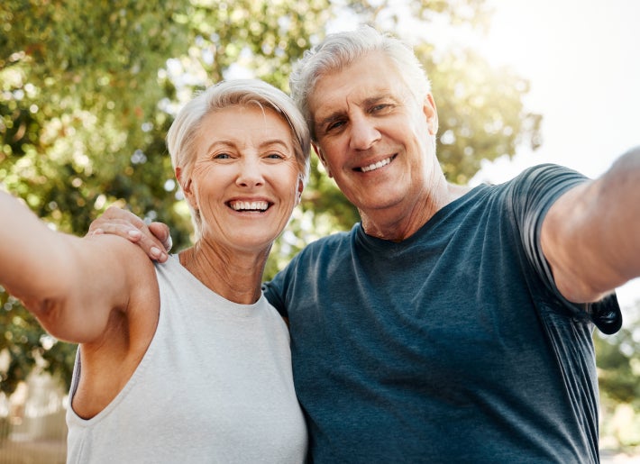 Personas abrazadas y sonriendo