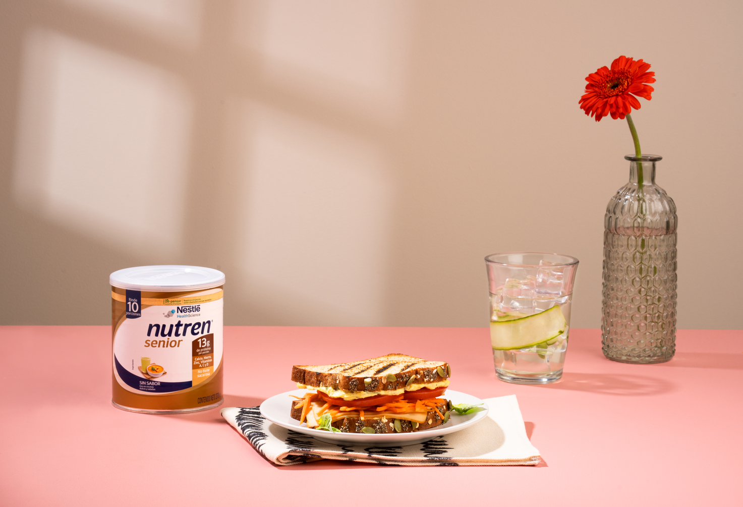 Sándwich NUTREN® Senior con vegetales y jamón de pollo