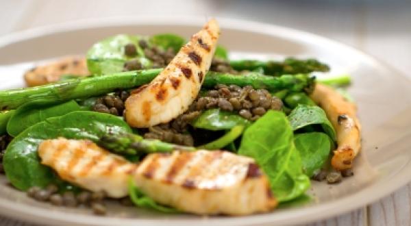 Ensalada NUTREN® Senior con trozos de pollo y lentejas crocantes