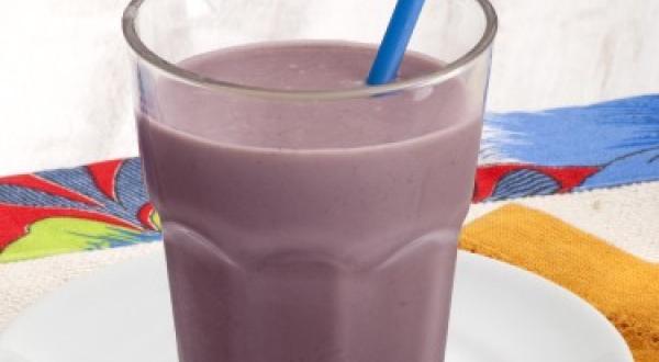 Batido de asaí y piña con NUTREN® Senior