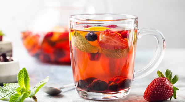 Té NUTREN® Senior con limonaria y trozos de fresa