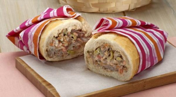 Sándwich NUTREN® Senior de pan francés relleno de carne desmechada