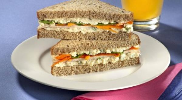 Sándwich NUTREN® Senior con vegetales y jamón de pollo