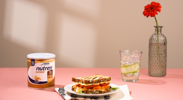Sándwich NUTREN® Senior con vegetales y jamón de pollo1
