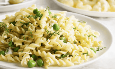 Ensalada de pasta cremosa con NUTREN® Senior