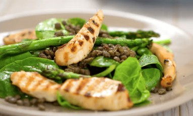 Ensalada NUTREN® Senior con trozos de pollo y lentejas crocantes