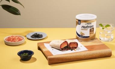 Wraps NUTREN®  Senior de salmón y salsa de remolacha