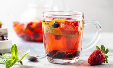 Té NUTREN® Senior con limonaria y trozos de fresa