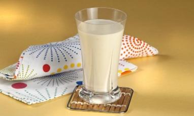 Batido de banano con NESTLÉ NUTREN® Senior