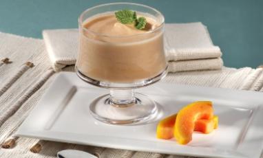 Bavaresa de papaya con mermelada de naranja